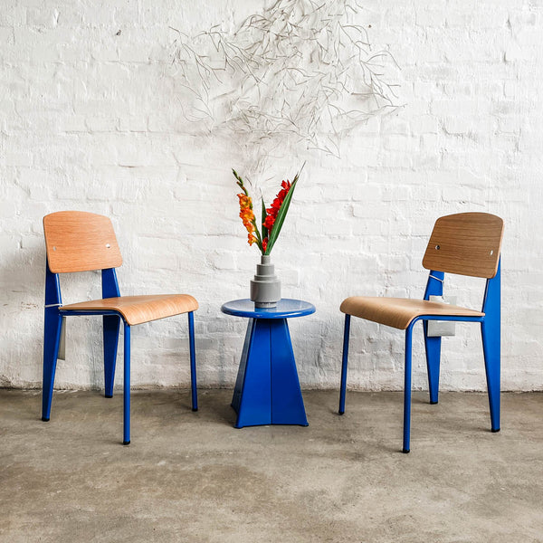 Prouvé Standard Chair - Eiche natur/Bleu Marcoule