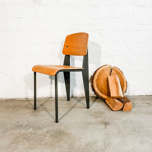 Prouvé Standard Chair Raw Edition- Eiche natur/dunkelgrau