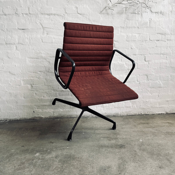 Vitra - Aluminium Chair EA 107 – Konferenzstuhl - rot/grau - Charles & Ray Eames - gebrauchter Zustand