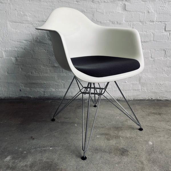 Vitra - Eames Plastic Armchair DAR - Armlehnenstuhl - weiß - Charles und Ray Eames - guter gebrauchter Zustand
