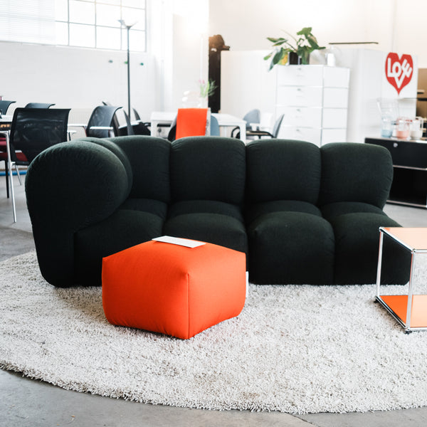 OUT - Objekte unserer Tage - Sander Sofa - 2,5 Sitzer - Moosgrün - NEU!