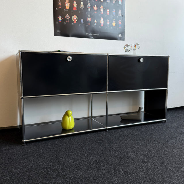 USM Haller - Sideboard - Schwarz - Vier Fächer - Zwei Klapptüren