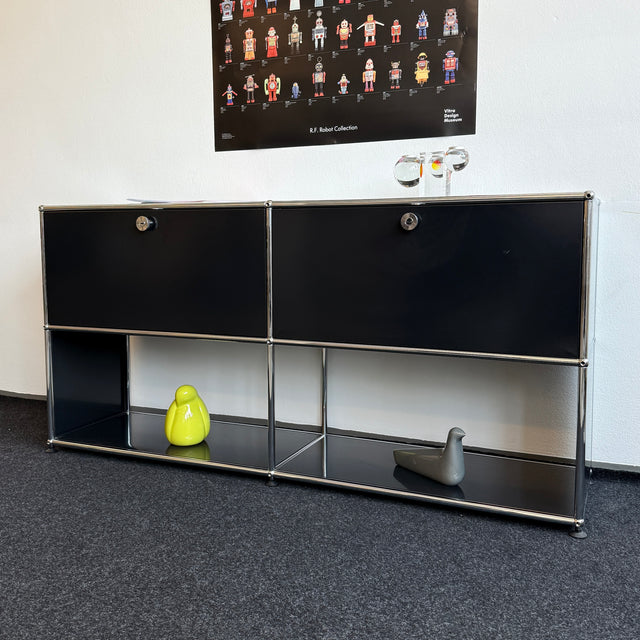 USM Haller - Sideboard - Schwarz - Vier Fächer - Zwei Klapptüren