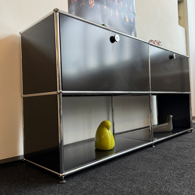 USM Haller - Sideboard - Schwarz - Vier Fächer - Zwei Klapptüren