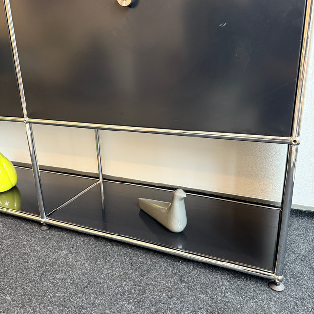 USM Haller - Sideboard - Schwarz - Vier Fächer - Zwei Klapptüren