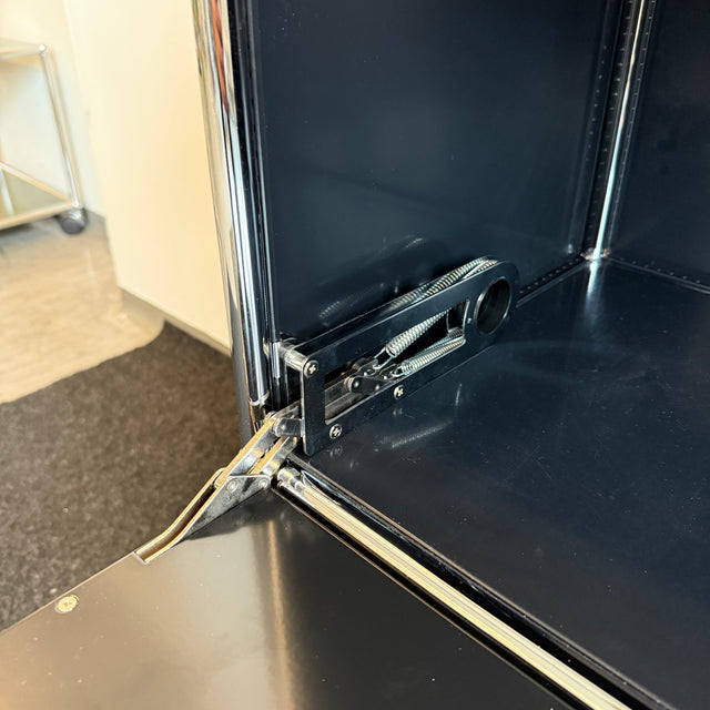 USM Haller - Sideboard - Schwarz - Vier Fächer - Zwei Klapptüren