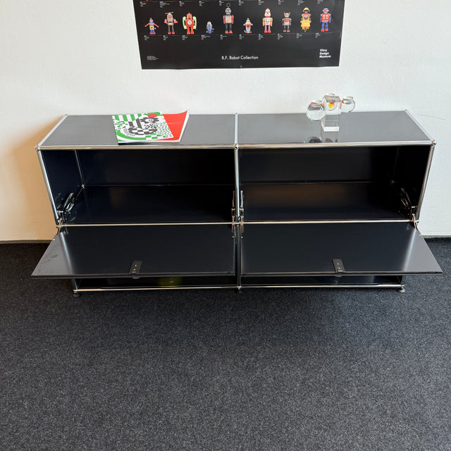 USM Haller - Sideboard - Schwarz - Vier Fächer - Zwei Klapptüren