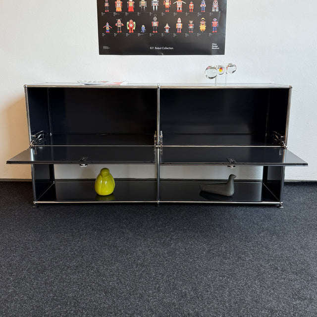 USM Haller - Sideboard - Schwarz - Vier Fächer - Zwei Klapptüren