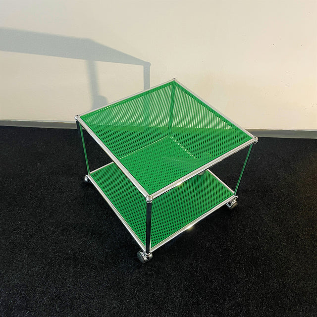 USM Haller - Beistelltisch - grün perforiert