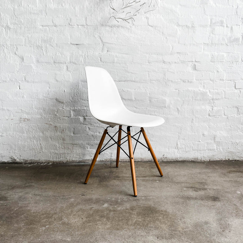 DSW Eames Plastic Side Chair - weiß