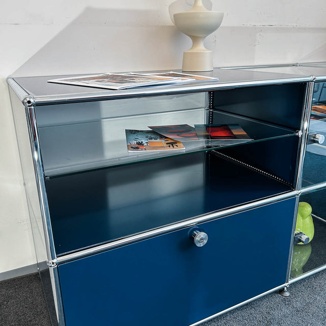 USM Haller - Sideboard/Vitrine - stahlblau