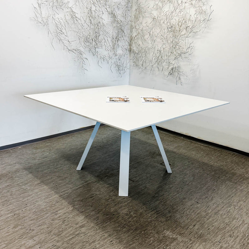 Arki Table  - Weiß