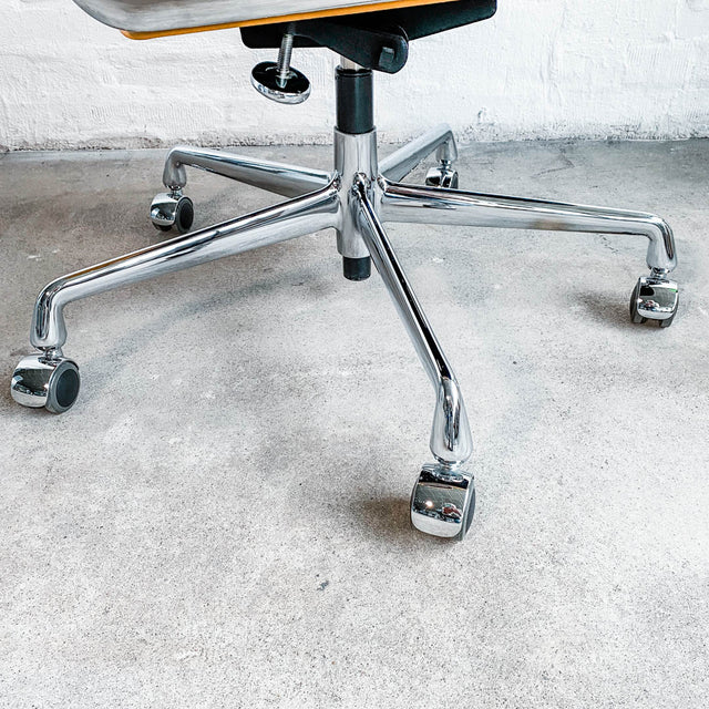 Vitra - Eames Lobby Chair ES 104 - Curry