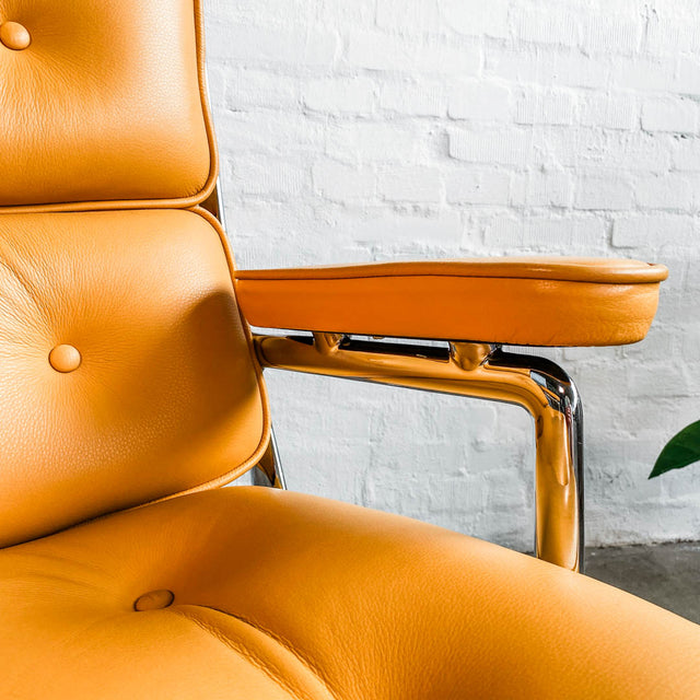 Vitra - Eames Lobby Chair ES 104 - Curry