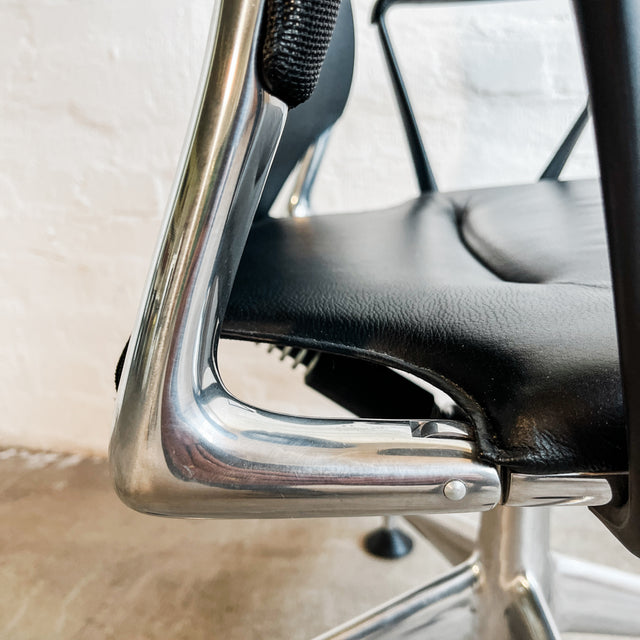 Vitra - Meda Chair - Konferenzsessel - schwarz