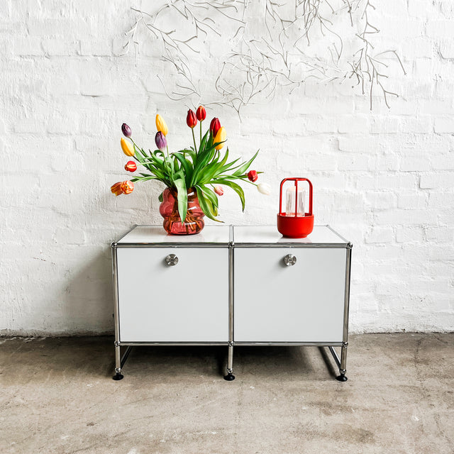 USM Haller - Lowboard - Lichtgrau - 2 Klapptüren - 10cm Unterbau