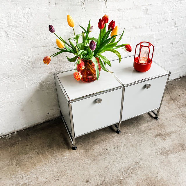 USM Haller - Lowboard - Lichtgrau - 2 Klapptüren - 10cm Unterbau