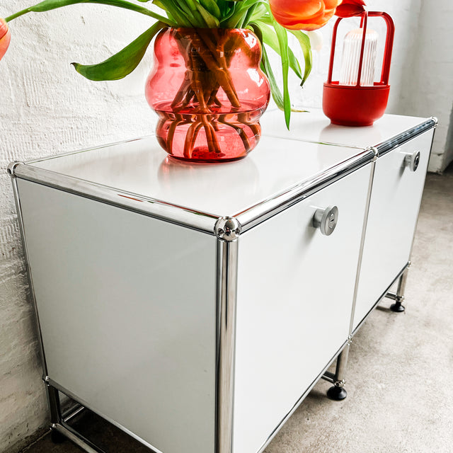 USM Haller - Lowboard - Lichtgrau - 2 Klapptüren - 10cm Unterbau