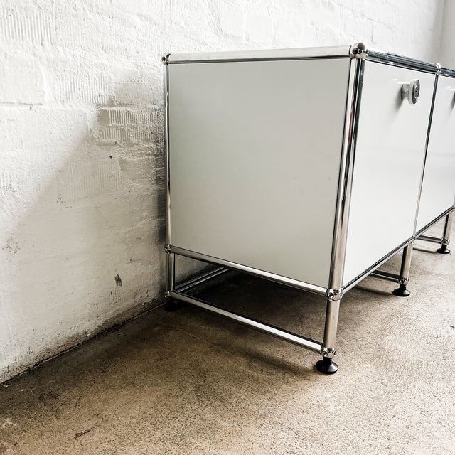 USM Haller - Lowboard - Lichtgrau - 2 Klapptüren - 10cm Unterbau