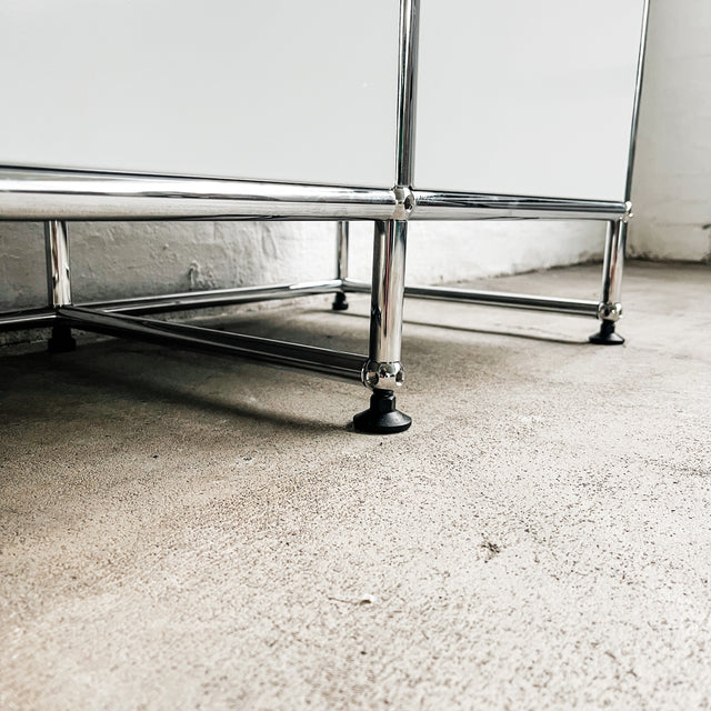 USM Haller - Lowboard - Lichtgrau - 2 Klapptüren - 10cm Unterbau