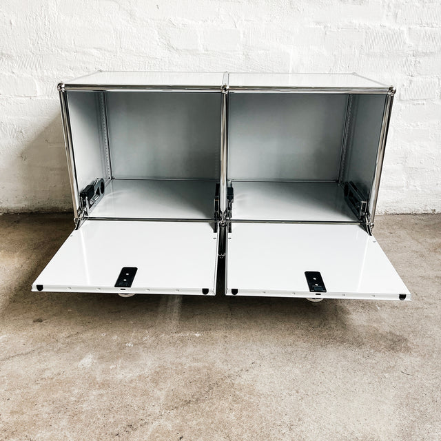 USM Haller - Lowboard - Lichtgrau - 2 Klapptüren - 10cm Unterbau