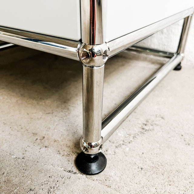 USM Haller - Lowboard - Lichtgrau - 2 Klapptüren - 10cm Unterbau