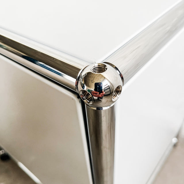 USM Haller - Lowboard - Lichtgrau - 2 Klapptüren - 10cm Unterbau