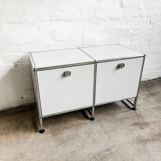 USM Haller - Lowboard - Lichtgrau - 2 Klapptüren - 10cm Unterbau