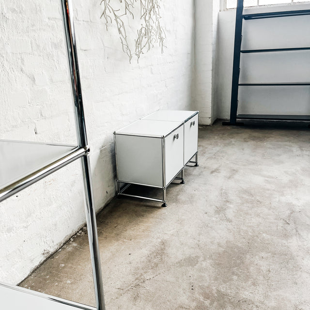 USM Haller - Lowboard - Lichtgrau - 2 Klapptüren - 10cm Unterbau