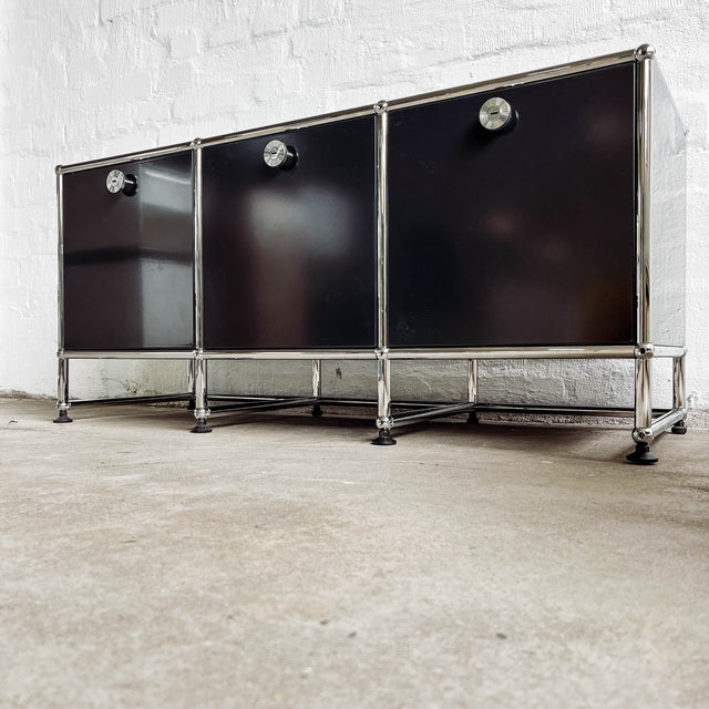 USM Haller - Lowboard - Schwarz - 10 cm Unterbau - Softclose