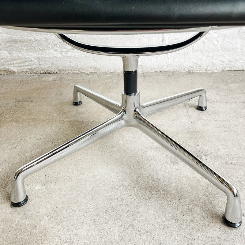 Vitra - Konferenzstuhl Soft Pad Chairs EA 208 Conference - Leder schwarz - gebrauchter TOP Zustand