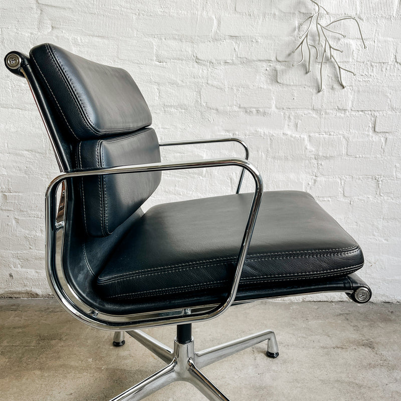 Vitra - Konferenzstuhl Soft Pad Chairs EA 208 Conference - Leder schwarz - gebrauchter TOP Zustand