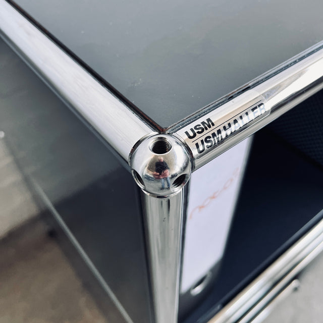 USM Haller - Sideboard - anthrazit - 1 Schublade, 1 Ausziehtablar und 1 Klapptür - guter gebrauchter Zustand