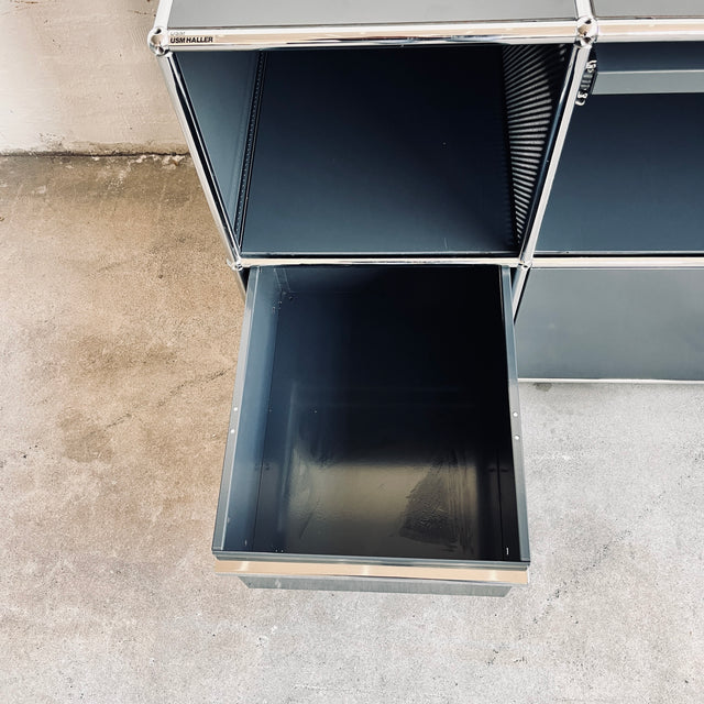 USM Haller - Sideboard - anthrazit - 1 Schublade, 1 Ausziehtablar und 1 Klapptür - guter gebrauchter Zustand