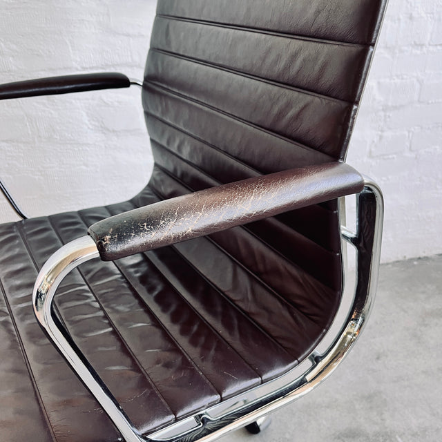 Vitra - EA 119 Alu Chair - Bürodrehstuhl - Leder braun - Charles & Ray Eames - guter gebrauchter Zustand