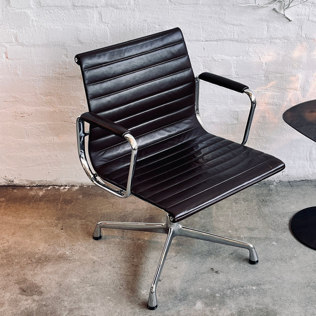 Vitra - EA 108 Alu Chair - Konferenzstuhl/Besucherstuhl - Leder braun - Charles & Ray Eames - guter gebrauchter Zustand