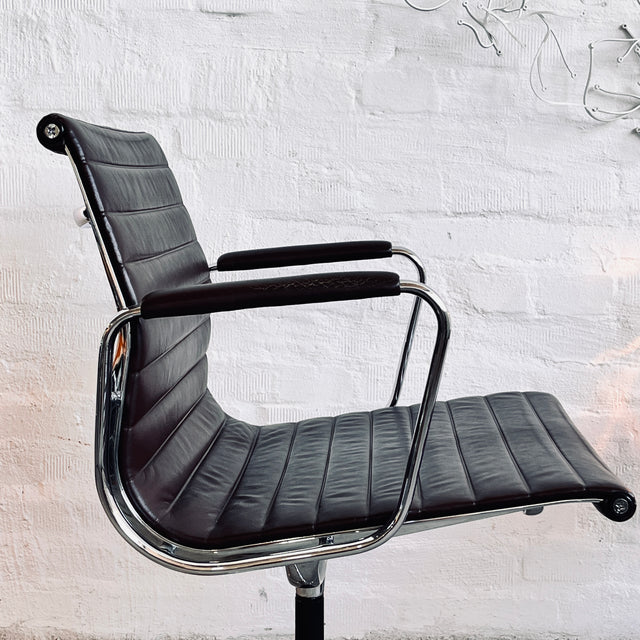 Vitra - EA 108 Alu Chair - Konferenzstuhl/Besucherstuhl - Leder braun - Charles & Ray Eames - guter gebrauchter Zustand