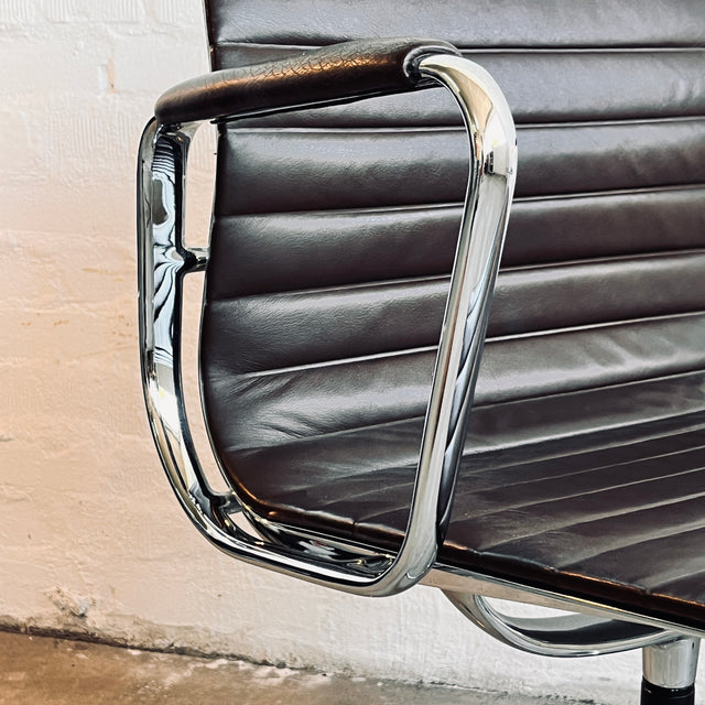 Vitra - EA 108 Alu Chair - Konferenzstuhl/Besucherstuhl - Leder braun - Charles & Ray Eames - guter gebrauchter Zustand