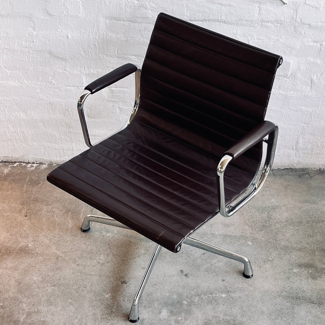 Vitra - EA 108 Alu Chair - Konferenzstuhl/Besucherstuhl - Leder braun - Charles & Ray Eames - guter gebrauchter Zustand