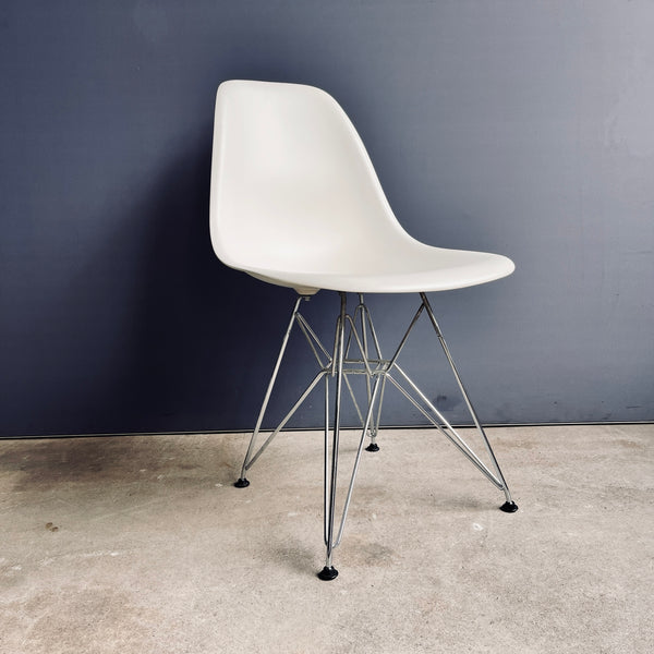 Vitra - Eames Plastic Side Chair DSR - Stuhl - weiß - Charles & Ray Eames - sehr guter gebrauchter Zustand