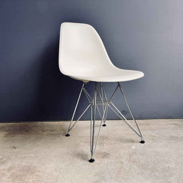 Vitra - Eames Plastic Side Chair DSR - Stuhl - weiß - Charles & Ray Eames - sehr guter gebrauchter Zustand