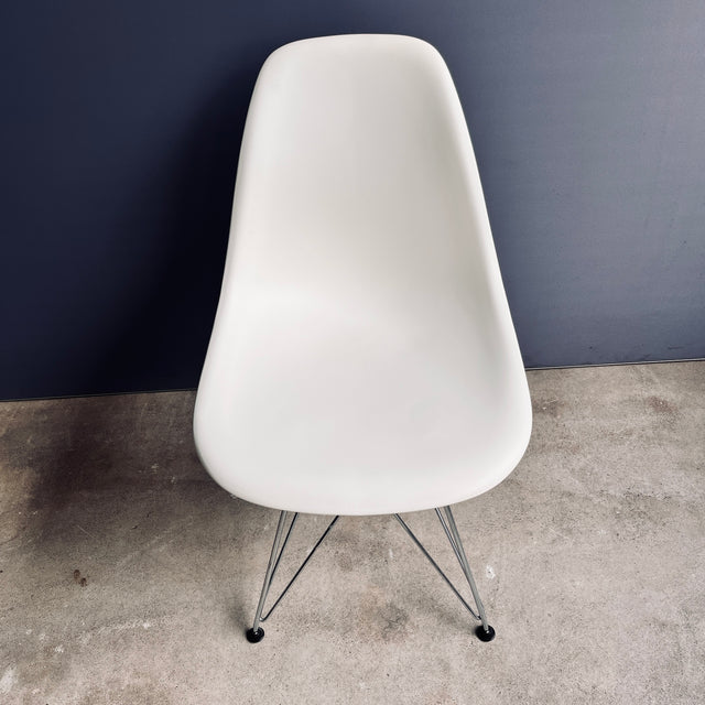 Vitra - Eames Plastic Side Chair DSR - Stuhl - weiß - Charles & Ray Eames - sehr guter gebrauchter Zustand