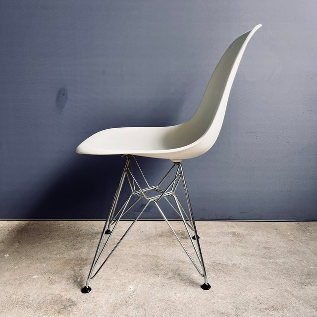 Vitra - Eames Plastic Side Chair DSR - Stuhl - weiß - Charles & Ray Eames - sehr guter gebrauchter Zustand