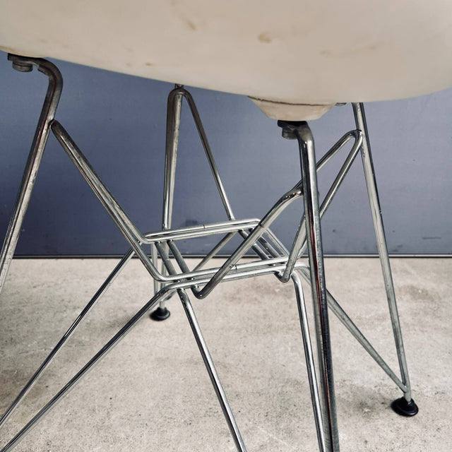 Vitra - Eames Plastic Side Chair DSR - Stuhl - weiß - Charles & Ray Eames - sehr guter gebrauchter Zustand