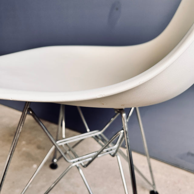 Vitra - Eames Plastic Side Chair DSR - Stuhl - weiß - Charles & Ray Eames - sehr guter gebrauchter Zustand