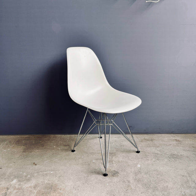Vitra - Eames Plastic Side Chair DSR - Stuhl - weiß - Charles & Ray Eames - sehr guter gebrauchter Zustand