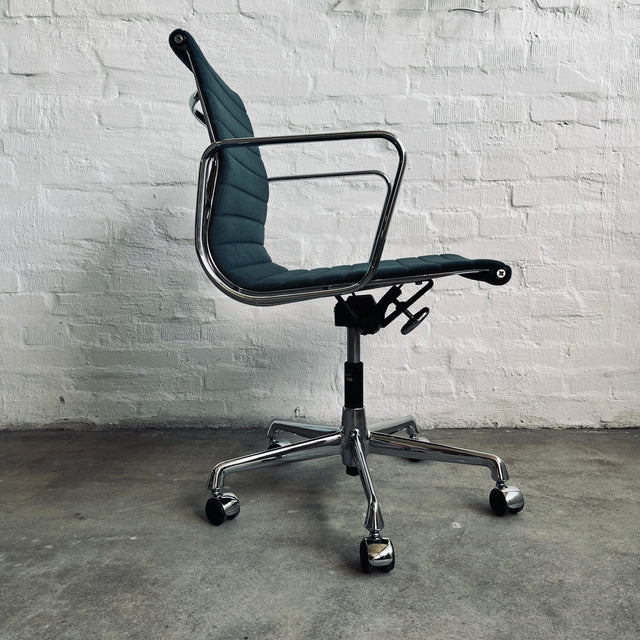 Vitra - Aluminium Chair EA 117 – Bürodrehstuhl - blau/türkis - Charles & Ray Eames - guter gebrauchter Zustand