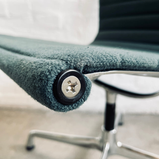 Vitra - EA 106 Alu Chair - Konferenzstuhl/Besucherstuhl - blau/türkis - Charles & Ray Eames - guter gebrauchter Zustand