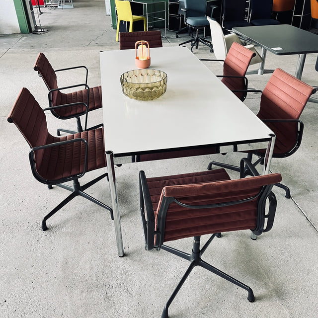 Vitra - Aluminium Chair EA 107 – Konferenzstuhl - rot/grau - Charles & Ray Eames - gebrauchter Zustand
