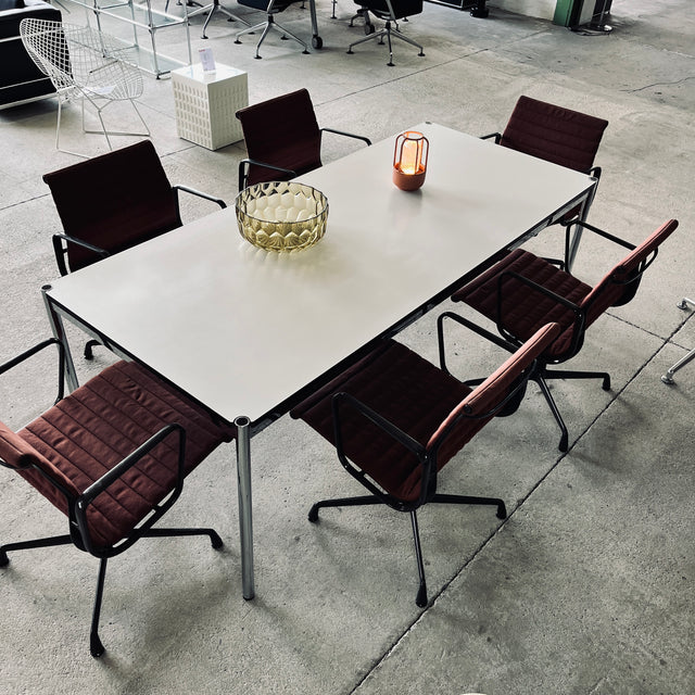 Vitra - Aluminium Chair EA 107 – Konferenzstuhl - rot/grau - Charles & Ray Eames - gebrauchter Zustand